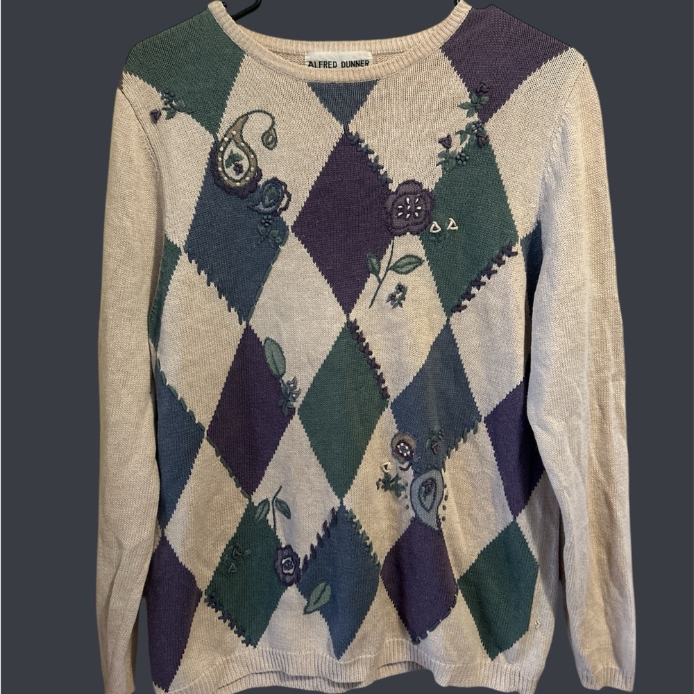 Cozy and cute sweater!! Alfred Dunner Size M lightweight sweater